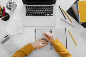 Laptop en notitieboek voor een cursus affiliate marketing