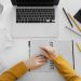 Laptop en notitieboek voor een cursus affiliate marketing
