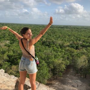 Jill bovenop de Coba-ruïne in Mexico