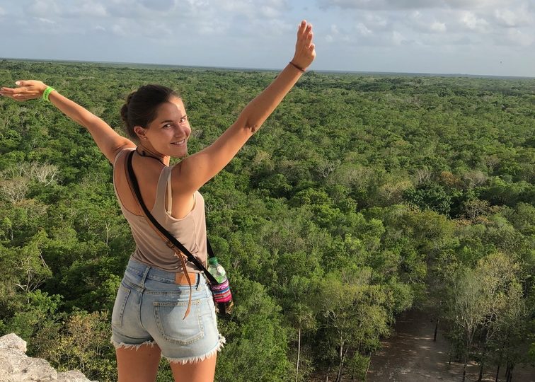 Jill bovenop de Coba-ruïne in Mexico