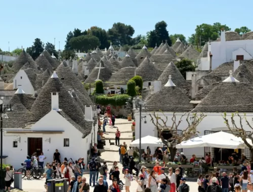 Witte trulli met kegelvormige daken in Alberobello in Puglia