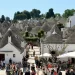 Witte trulli met kegelvormige daken in Alberobello in Puglia