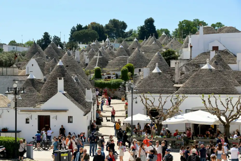 Witte trulli met kegelvormige daken in Alberobello in Puglia