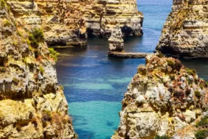 Goudkleurige rotsen en turquoise water bij Ponta da Piedade in de Algarve