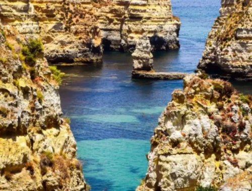 Goudkleurige rotsen en turquoise water bij Ponta da Piedade in de Algarve