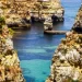 Goudkleurige rotsen en turquoise water bij Ponta da Piedade in de Algarve