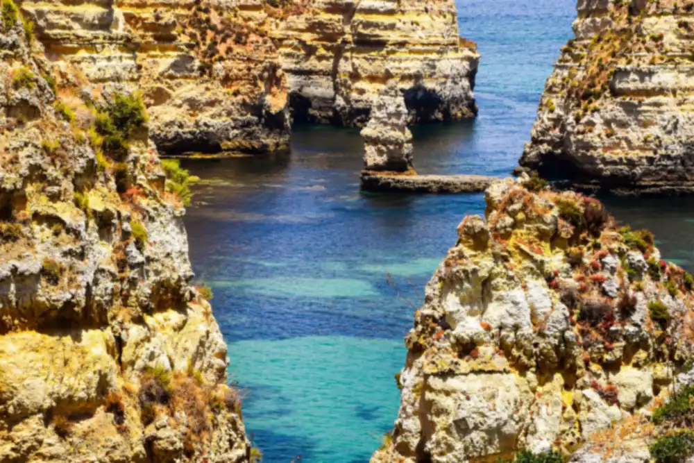 Goudkleurige rotsen en turquoise water bij Ponta da Piedade in de Algarve