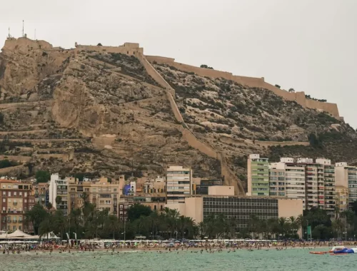Castillo de Santa Bárbara op de berg Benacantil boven het strand Playa del Postiguet in Alicante