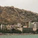 Castillo de Santa Bárbara op de berg Benacantil boven het strand Playa del Postiguet in Alicante