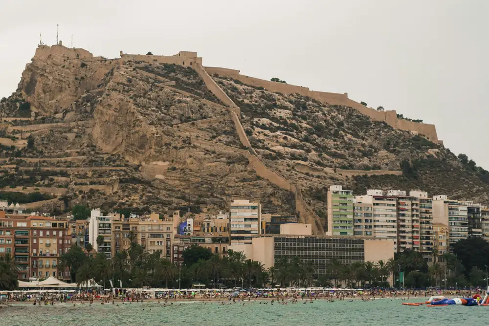Castillo de Santa Bárbara op de berg Benacantil boven het strand Playa del Postiguet in Alicante