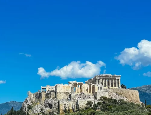De Akropolis met het Parthenon op de heuvel boven Athene