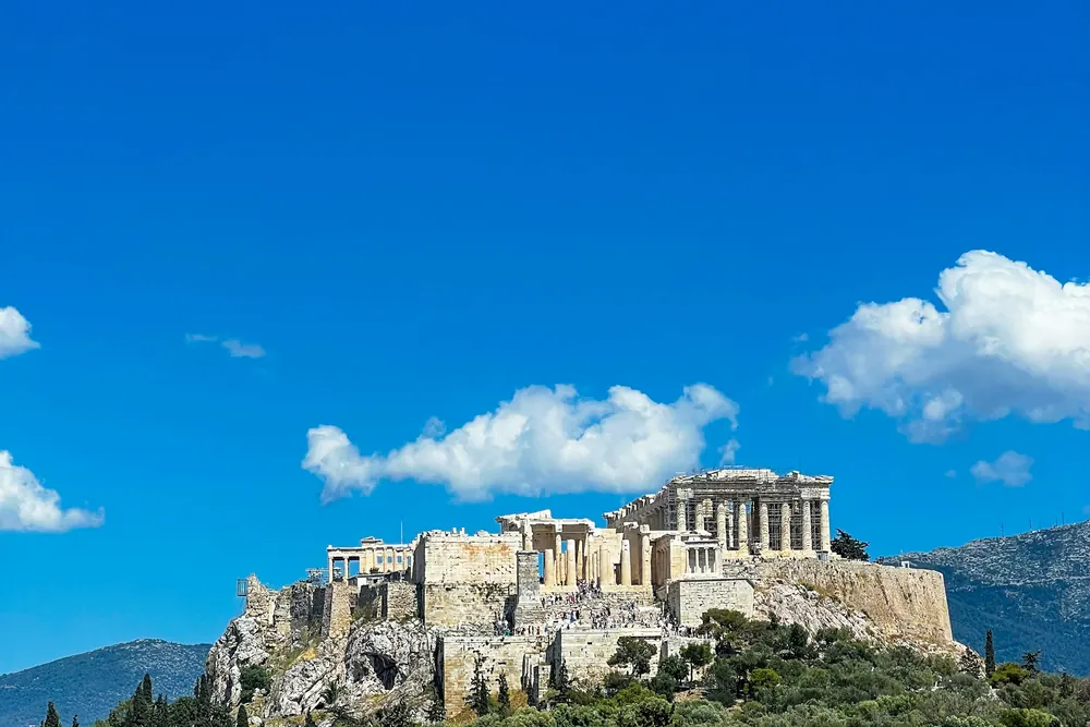 De Akropolis met het Parthenon op de heuvel boven Athene