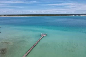 Steiger in het turquoise water van de Laguna de Bacalar in Mexico