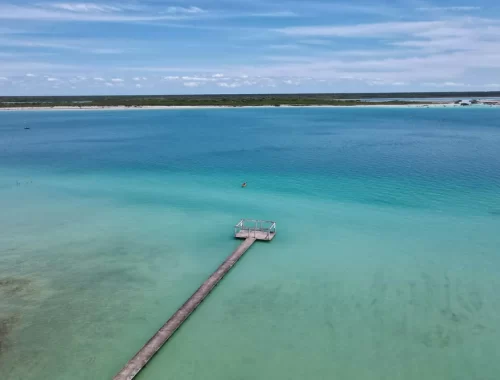 Steiger in het turquoise water van de Laguna de Bacalar in Mexico