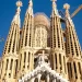 Torens van de Sagrada Família van Gaudí in Barcelona tegen een blauwe lucht
