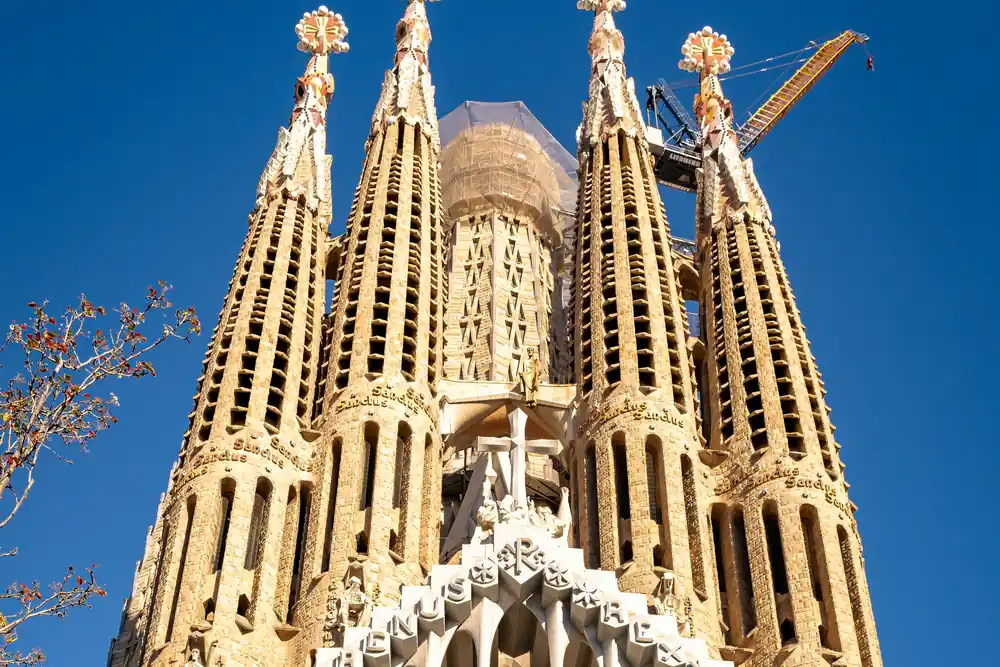 Torens van de Sagrada Família van Gaudí in Barcelona tegen een blauwe lucht
