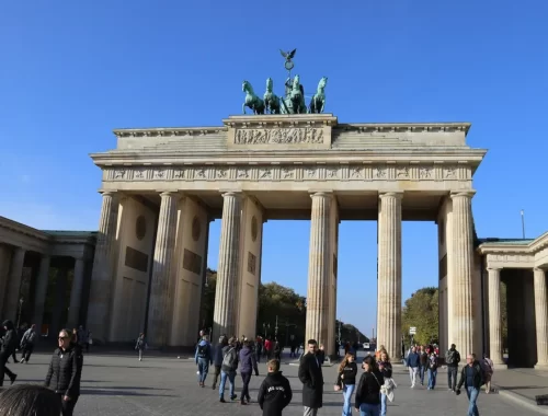 De Brandenburger Tor in Berlijn bij zonnig weer