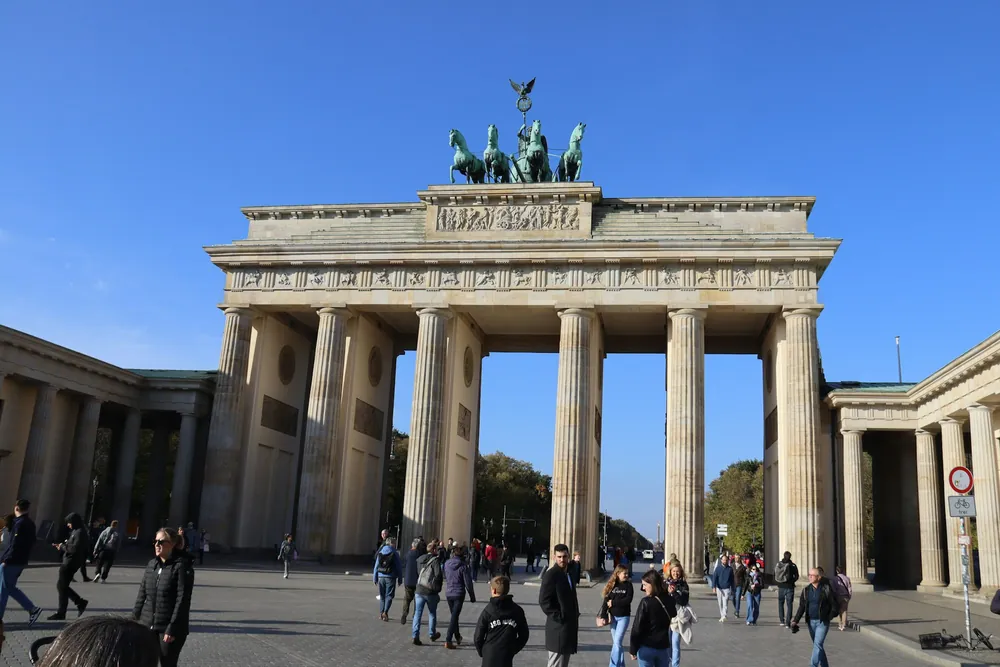 De Brandenburger Tor in Berlijn bij zonnig weer