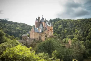 Burg Eltz in een bosrijk dal bij de Moezel