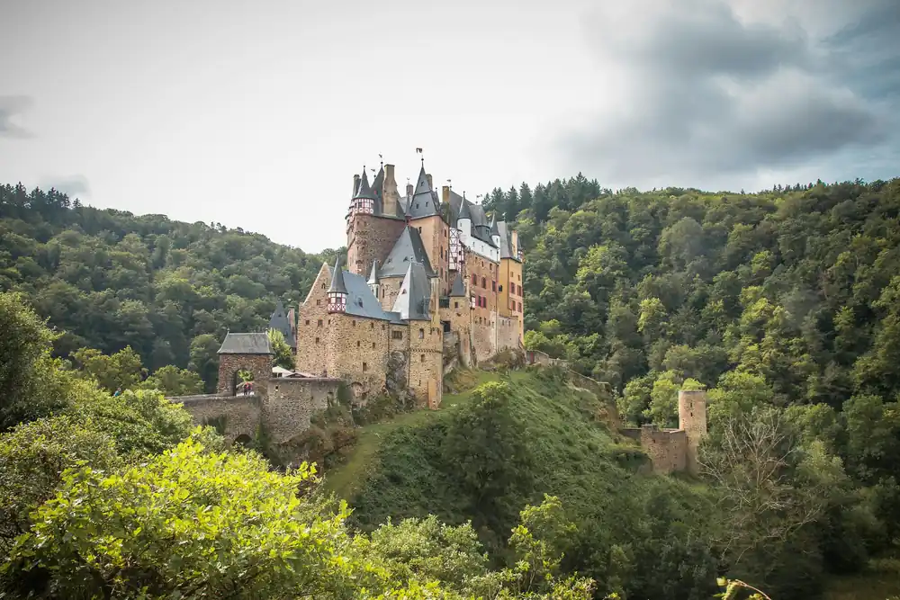 Burg Eltz in een bosrijk dal bij de Moezel