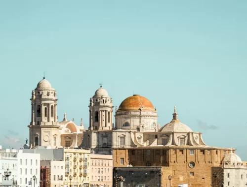 De kathedraal van Cádiz met gouden koepel aan de zee