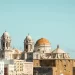 De kathedraal van Cádiz met gouden koepel aan de zee