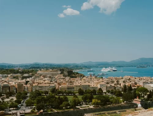 Uitzicht over de stad Corfu en de zee