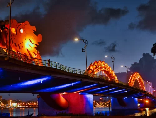 De verlichte Drakenbrug over de Hanrivier in Da Nang bij zonsondergang