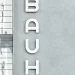 Het Bauhausgebouw in Dessau met de verticale letters BAUHAUS