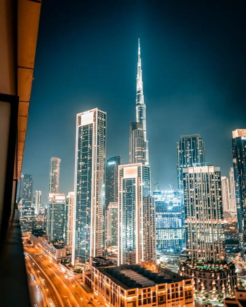 Skyline van Dubai bij nacht met de verlichte Burj Khalifa