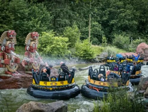 Ronde raftbootjes in een wildwaterbaan in de Efteling