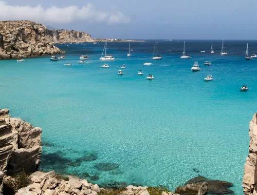 Turquoise baai op het eiland Favignana bij Trapani op Sicilië