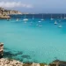Turquoise baai op het eiland Favignana bij Trapani op Sicilië