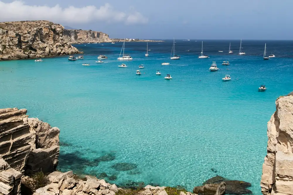 Turquoise baai op het eiland Favignana bij Trapani op Sicilië