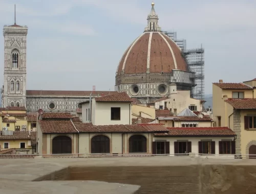 De koepel van de Duomo en de Campanile boven de daken van Florence