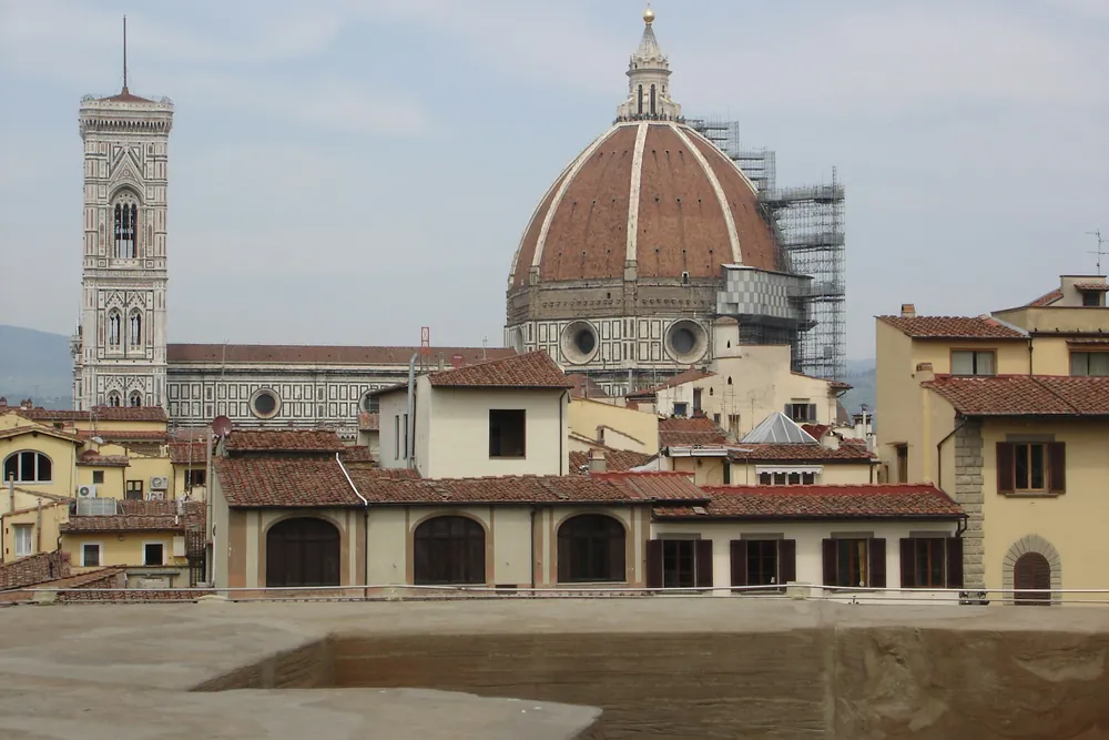 De koepel van de Duomo en de Campanile boven de daken van Florence