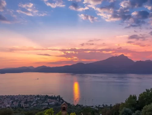 Zonsondergang boven het Gardameer met bergen op de achtergrond