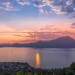 Zonsondergang boven het Gardameer met bergen op de achtergrond