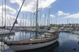 Zeilboten in de jachthaven van Puerto de Mogán op Gran Canaria onder een blauwe lucht