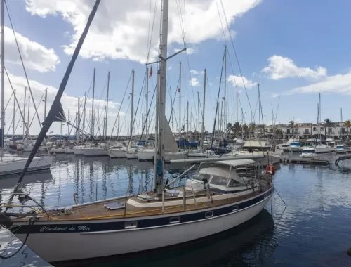 Zeilboten in de jachthaven van Puerto de Mogán op Gran Canaria onder een blauwe lucht