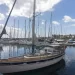 Zeilboten in de jachthaven van Puerto de Mogán op Gran Canaria onder een blauwe lucht