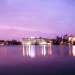De skyline van Hanoi weerspiegeld in een meer bij schemering