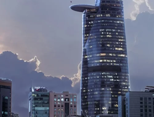 De Bitexco Financial Tower in Ho Chi Minh-stad bij schemering