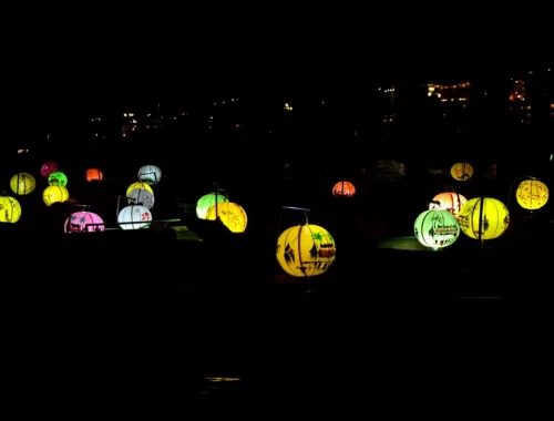 Gekleurde lampionnen op bootjes op de rivier in Hoi An bij avond