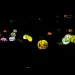 Gekleurde lampionnen op bootjes op de rivier in Hoi An bij avond