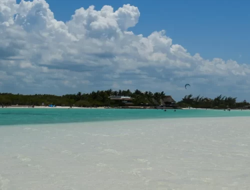 Wit zandstrand en ondiep turquoise water op het eiland Holbox in Mexico