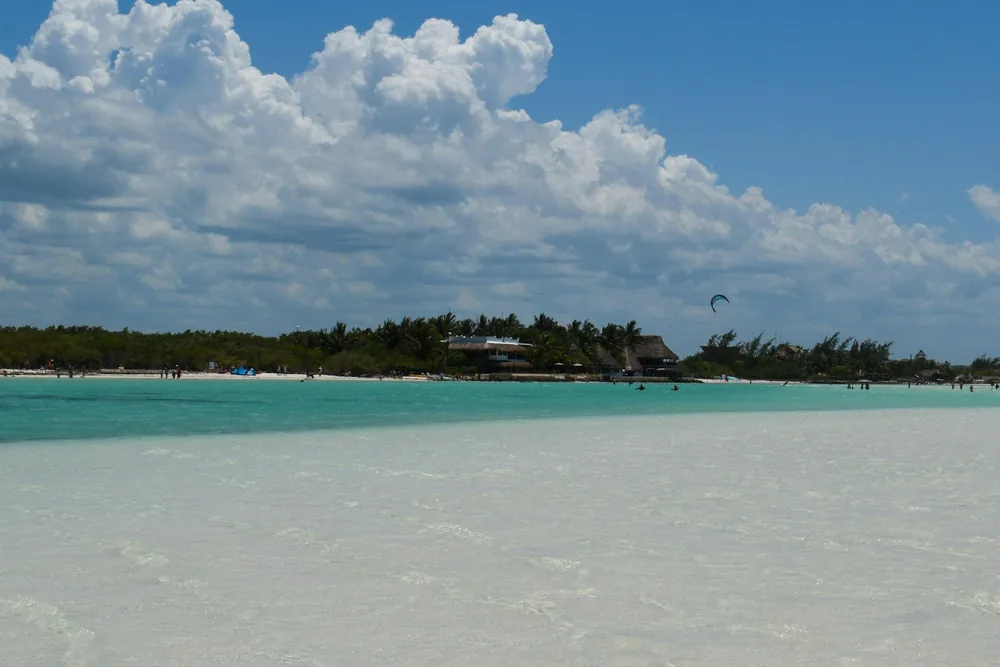 Wit zandstrand en ondiep turquoise water op het eiland Holbox in Mexico