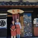 De twee gastvrouwen voor restaurant Onigawara in Ine, Japan