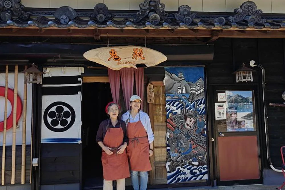 De twee gastvrouwen voor restaurant Onigawara in Ine, Japan