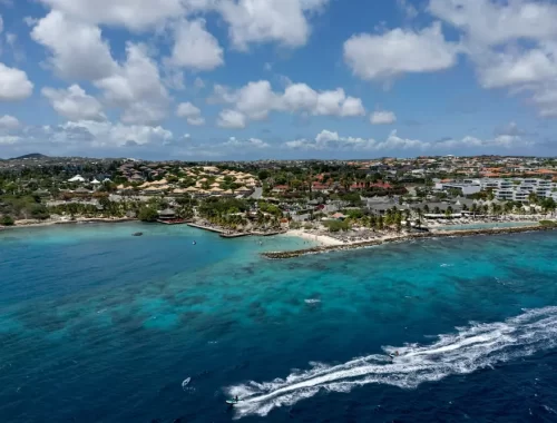 Luchtfoto van de kust bij Jan Thiel op Curaçao met turquoise water